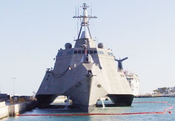 Tàu chiến tàng hình Mỹ USS Independence (Ảnh aviationweekcom)